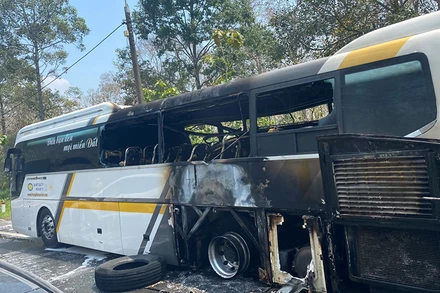 Chiếc xe khách bị hư hỏng nặng sau vụ cháy.