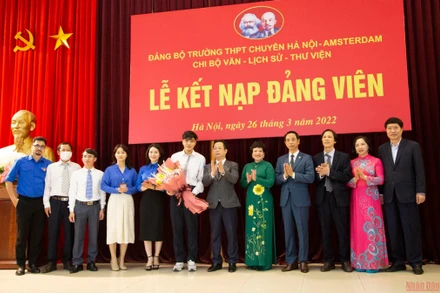 Lãnh đạo Sở Giáo dục và Đào tạo Hà Nội, lãnh đạo quận Cầu Giấy tặng hoa chúc mừng đảng viên đầu tiên là học sinh của Trường Trung học phổ thông chuyên Hà Nội - Amsterdam. 