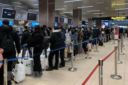 Bà con chuẩn bị làm thủ tục xuất cảnh. (Ảnh minh họa: Mạnh Hùng/TTXVN)