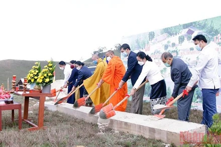 Các đại biểu tham gia lễ động thổ.