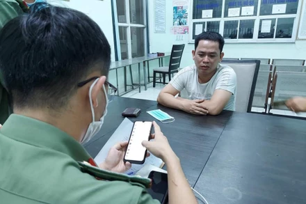 Công an làm việc với Lê Văn Phụng. (Ảnh: Công an cung cấp)