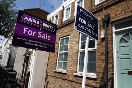 Hiện người dân Anh phải chi trung bình khoảng hơn 8,3 tỷ đồng để sở hữu 1 ngôi nhà. (Ảnh: REUTERS)