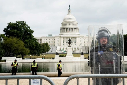 Cảnh sát chống bạo loạn đứng gác bên ngoài Đồi Capitol, ngày 18/9/2021. (Ảnh: Reuters)