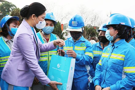 Đồng chí Hà Thị Nga trao quà tặng nữ công nhân lao động.