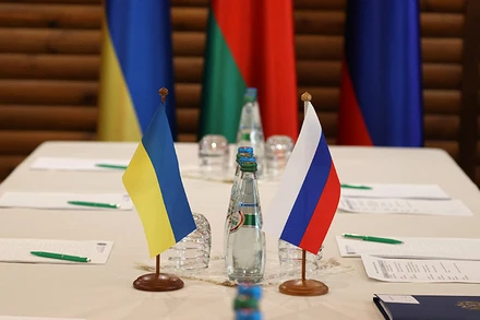 Bàn đàm phán của Nga và Ukraine tại vùng Brest, Belarus, ngày 3/3. (Ảnh: BelTA)