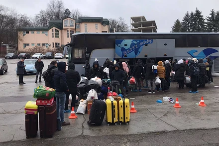 Đại sứ quán Việt Nam tại Rumani đưa người Việt sơ tán đến Rumani ngày 4/3.