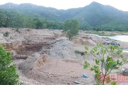 Việc khai thác vàng trái phép tại mỏ vàng Bồng Miêu ảnh hưởng lớn đến môi trường.