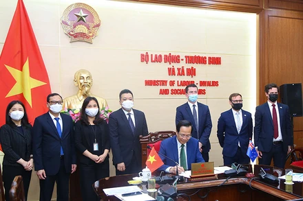 Bộ trưởng Lao động-Thương binh và Xã hội Đào Ngọc Dung ký Bản ghi nhớ (Ảnh: Molisa).