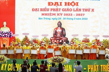 Trao Bằng tuyên dương Công đức cho các tập thể, cá nhân tỉnh Sóc Trăng có thành tích xuất sắc trong hoạt động từ thiện xã hội.