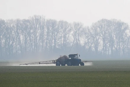 Máy kéo rải phân bón trên cánh đồng lúa mì vụ đông gần làng Husachivka ở vùng Kiev, Ukraine, ngày 17/4/2020. (Ảnh: REUTERS)