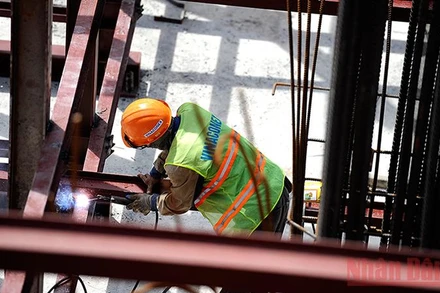 Lao động trên công trường xây dựng cầu Vĩnh Tuy (Ảnh: Đăng Khoa/BND).