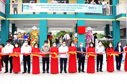 Đại diện lãnh đạo cấp ủy, chính quyền địa phương cùng BIDV cắt băng khánh thành nhà văn hóa cộng đồng kết hợp tránh trú bão, lũ thôn 7 xã Cẩm  Duệ (Cẩm Xuyên).