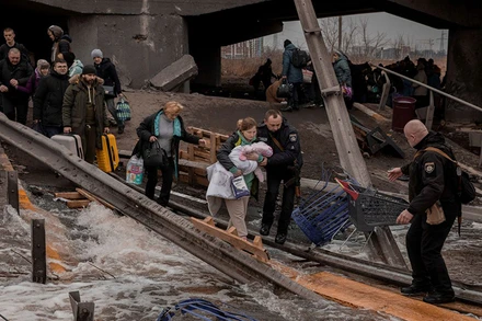Người dân sơ tán khỏi Irpin, gần thủ đô Kiev, ngày 7/3. (Ảnh: Agencja Wyborcza.pl/Reuters)