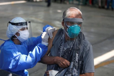 Tiêm vaccine phòng Covid-19 cho người cao tuổi ở Lima, Peru, ngày 23/3/2021. (Ảnh: REUTERS)