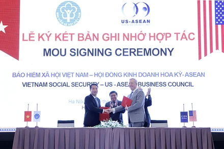 Tổng Giám đốc Nguyễn Thế Mạnh và ông Ted Osius trao Biên bản ghi nhớ (Ảnh: VSS).