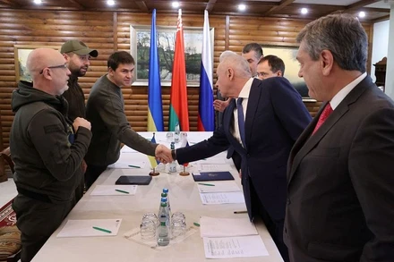 Các thành viên phái đoàn Nga và Ukraine tại vòng đàm phán ở Brest, Belarus, ngày 3/3/2022. (Ảnh: BelTA/REUTERS)