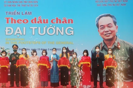 Cắt băng khai mạc triển lãm “Theo dấu chân Đại tướng”.