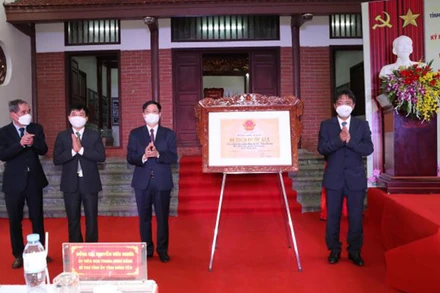 Lãnh đạo Bộ Văn hóa, Thể thao và Du lịch trao Bằng xếp hạng Di tích Quốc gia địa điểm lưu niệm đồng chí Lê Văn Lương cho lãnh đạo huyện Văn Giang, tỉnh Hưng Yên.