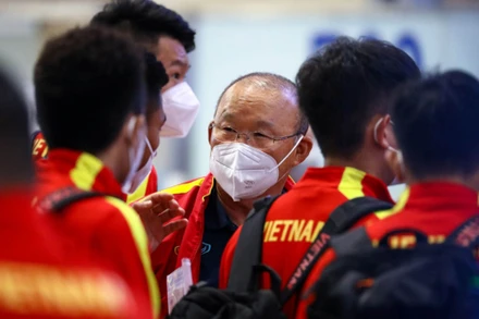 HLV Park Hang-seo cùng các học trò tại sân bay Nội Bài. (Ảnh: VFF)