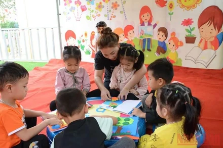 Cô và trò Trường mầm non xã Tân Lĩnh, huyện Lục Yên, tỉnh Yên Bái trong giờ học ghép hình.