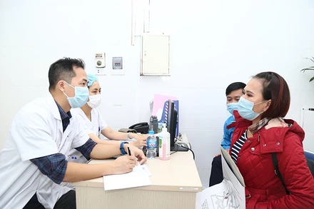 Thạc sĩ, bác sĩ Trần Đình Văn, Khoa Phẫu thuật Thần kinh 1 khám cho người bệnh.