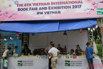 Tham gia các hội sách quốc tế để giới thiệu ấn phẩm là mong muốn của nhiều đơn vị xuất bản. (Ảnh: Hội chợ và Triển lãm sách quốc tế Việt Nam năm 2017)