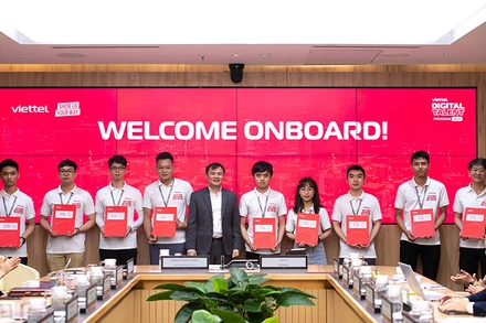  Các thực tập sinh trong Chương trình Thực tập sinh tài năng năm 2021 đã được mời làm việc tại Tập đoàn. 