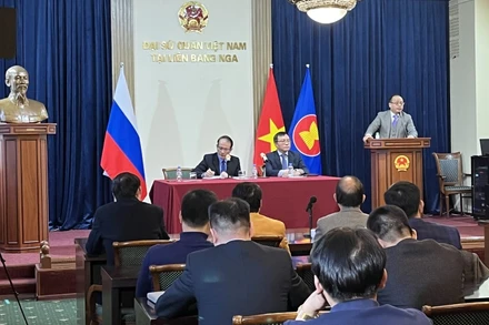 Chủ tịch Hội người Việt Nam tại LB Nga Đỗ Xuân Hoàng phát biểu tại cuộc họp. (Ảnh: QUẾ ANH) 