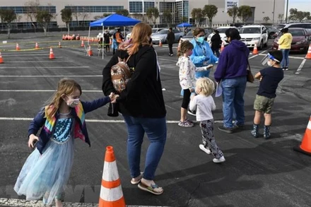 Một điểm xét nghiệm nhanh Covid-19 cho trẻ em tại Long Beach (California, Mỹ). (Ảnh: AFP/TTXVN)