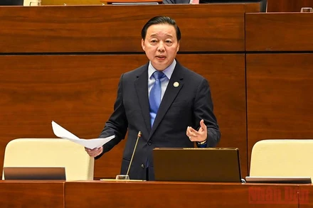 Bộ trưởng Tài nguyên và Môi trường Trần Hồng Hà trả lời chất vấn các vấn đề đại biểu Quốc hội nêu. (Ảnh: DUY LINH)