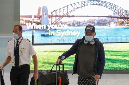 Khách quốc tế tới Australia không phải xét nghiệm Covid-19 nhưng phải đeo khẩu trang và có chứng nhận tiêm chủng vaccine Covid-19. (Ảnh minh họa: REUTERS)