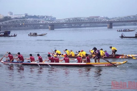 Giải đua ghe được tổ chức trên sông Hương.