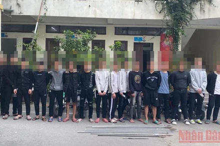 Nhóm thanh niên cùng hung khí bị tạm giữ tại cơ quan điều tra.