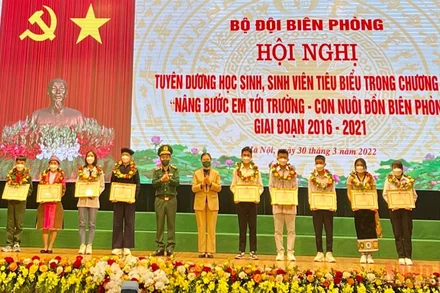 Trao thưởng cho 19 học sinh, sinh viên tiêu biểu trong Chương trình “Nâng bước em tới trường - Con nuôi đồn biên phòng” tại điểm cầu Bộ Tư lệnh Bộ đội biên phòng.