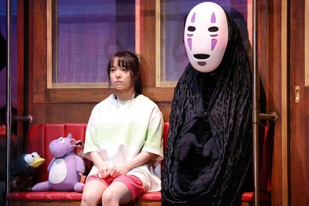 Chihiro và Vô Diện ngồi trên chuyến tàu trên biển tới nhà bà phù thủy Zeniba. (Ảnh: Tobyo Olie)