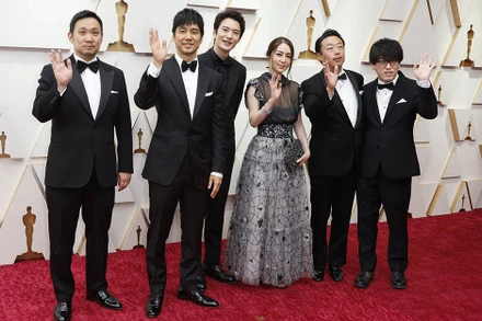 Đoàn làm phim "Drive my car" tại lễ trao giải Oscar 2022. (Ảnh: The Japan Times)