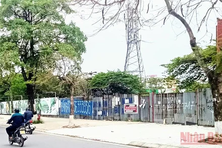 Sau 14 năm, khu đất hơn 9 nghìn m2 vẫn chỉ là bãi đất để không được quay tôn tạm bợ.