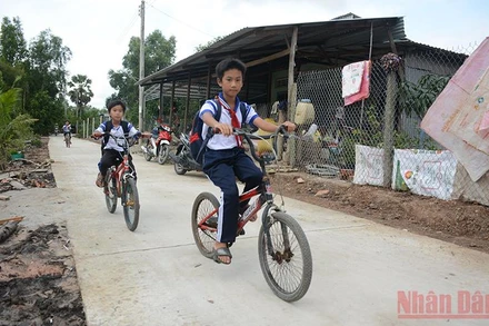 Lộ Tám Ngàn, xã Bình Giang, huyện Hòn Ðất được ông Trần Văn Phụng cùng người dân trong ấp hoàn thành. (Ảnh chụp trước khi địa phương giãn cách xã hội)