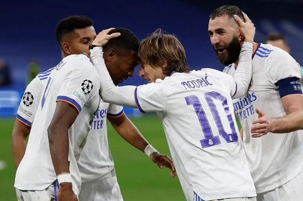 Vượt qua PSG, Real ghi danh ở tứ kết Champions League 2021/22. (Ảnh: Daily Mail)