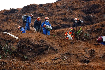 Nhân viên cứu hộ làm việc tại hiện trường máy bay rơi tại Khu tự trị dân tộc Choang Quảng Tây, ngày 24/3. (Ảnh: Reuters)