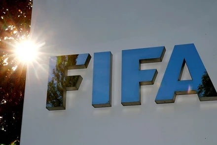 Biểu tượng của FIFA trước trụ sở chính ở Zurich, Thụy Sĩ. (Ảnh: REUTERS)