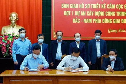 Ký bàn giao hồ sơ thiết kế cắm cọc giải phóng mặt bằng đợt 1 cao tốc bắc-nam cho 3 tỉnh phía bắc miền trung.