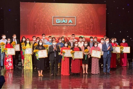 Ban tổ chức trao giải cho các tác giả, nhóm tác giả có tác phẩm xuất sắc.