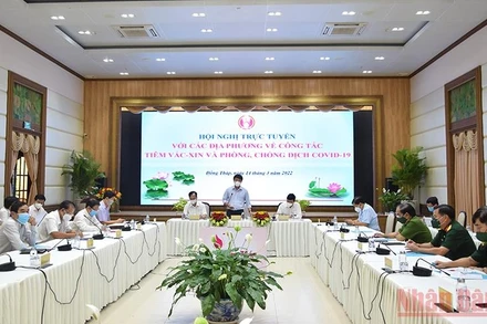 Bí thư Tỉnh ủy Đồng Tháp Lê Quốc Phong chỉ đạo đẩy nhanh việc tiêm vaccine phòng, ngừa Covid-19.