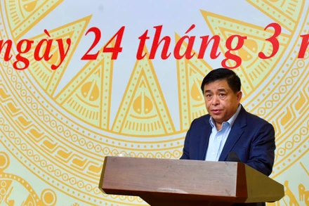 Bộ trưởng Kế hoạch và Đầu tư Nguyễn Chí Dũng báo cáo tại Hội nghị. Ảnh: TRẦN HẢI