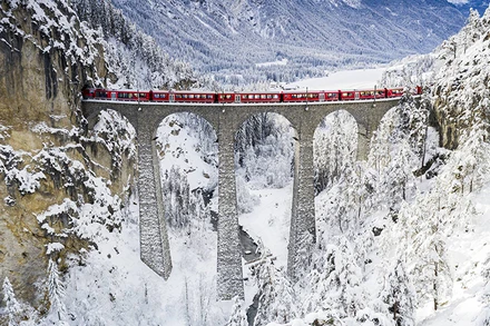 Bernina Express và hành trình dọc theo cây cầu cạn di sản thế giới Landwasser, Thụy Sĩ. 