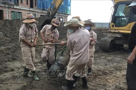 Đội xử lý bom mìn MAG Quảng Bình vận chuyển an toàn quả bom ra khỏi hiện trường. (Ảnh minh họa: TTXVN)