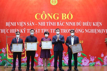 Lãnh đạo tỉnh Bắc Ninh trao bằng khen của UBND tỉnh Bắc Ninh cho các tập thể, cá nhân có thành tích xuất sắc trong triển khai thành công kỹ thuật thụ tinh trong ống nghiệm.