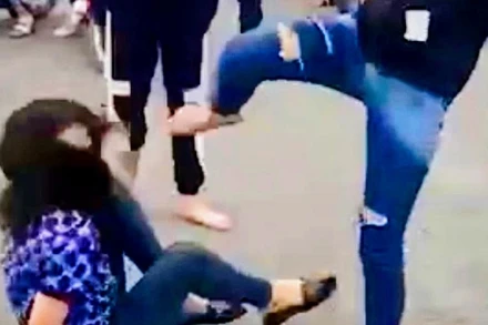 Xô xát giữa 2 nhóm nữ sinh.