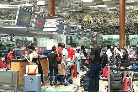 Các vị khách nước ngoài tại Singapore làm thủ tục lên chuyến bay VN650 đến TP Hồ Chí Minh. Ảnh: Vietnam Airlines cung cấp
